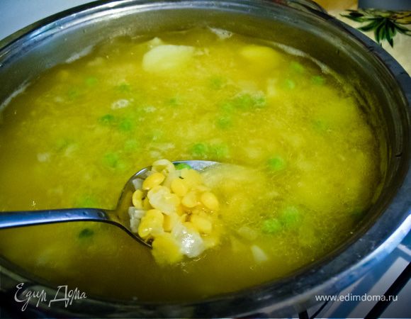 Кинуть в кастрюлю горсть замороженного или свежего горошка, снять с огня. Поперчить!