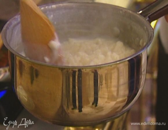 Рис всыпать в кастрюлю, влить полтора стакана кипятка и молоко и поставить вариться. После закипания добавить 3 ст. ложки сахара, соль и перемешать. Отварить кашу до готовности.