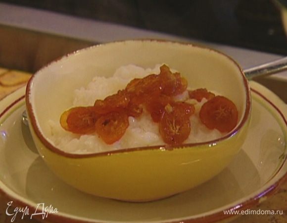 Готовую кашу разложить в тарелки, сверху добавить карамелизированный кумкват.