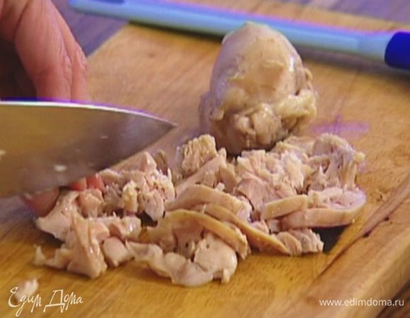 Куриное мясо отварить и порезать небольшими кусочками.
