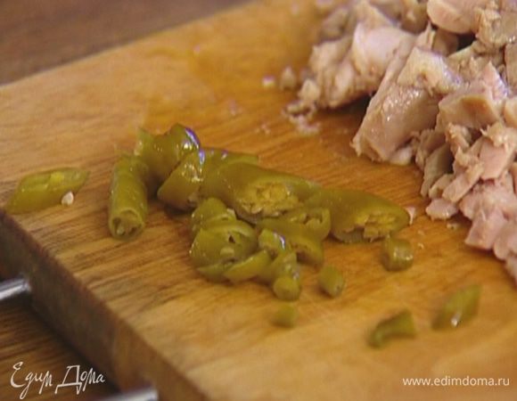 Перец халопеньо мелко нарезать.