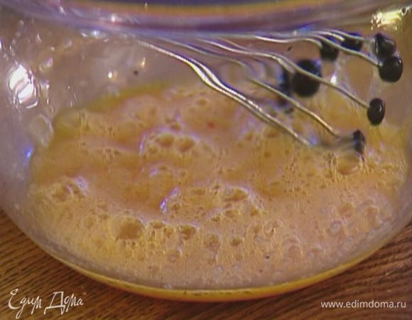 Яйца взбить венчиком вместе с солью и перцем.