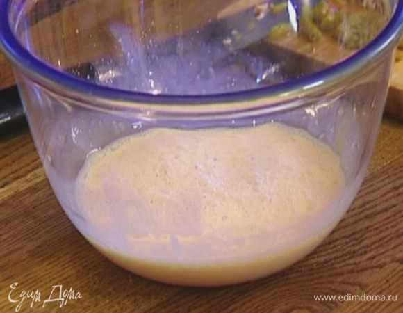 Влить молоко и взбивать еще некоторое время.