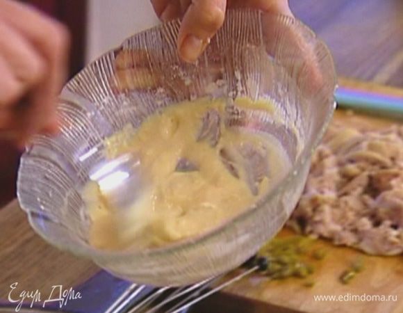 Отлить немного яично-молочной смеси, развести в ней муку с разрыхлителем, чтобы не было комочков, и соединить с основной массой.