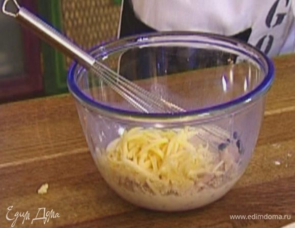 Добавить куриное мясо, нарезанный перец халопеньо, натертый сыр и все перемешать.