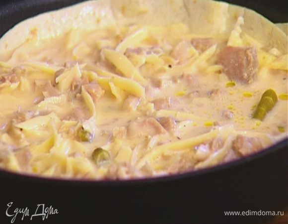 Выложить начинку на тортилью, равномерно распределить и отправить в разогретую духовку на 20 минут.