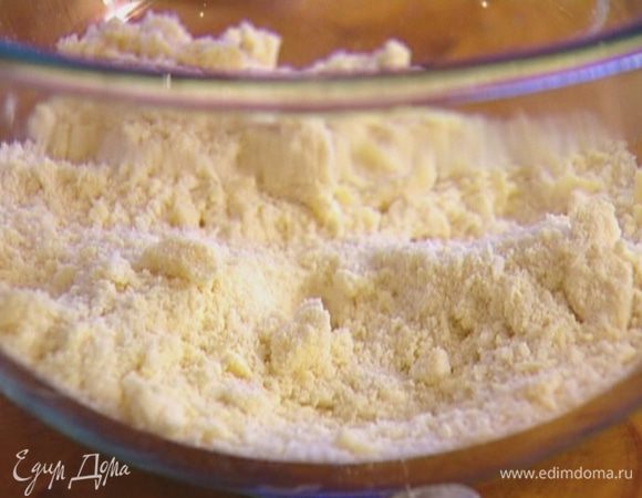 Всыпать кокосовую стружку и растереть все руками — масса по структуре должна напоминать панировочные сухари.