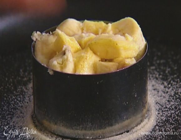 Бананы почистить, нарезать кружками и очень плотно уложить в кондитерское кольцо, так чтобы оно было полностью заполнено.