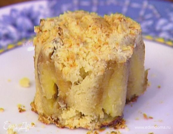 Готовые бананы в кольце переложить на тарелку, ножом отделить от стенок кольца, затем снять его.