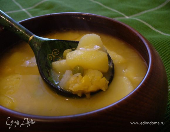 Немного взбить суп блендером - я это делаю такой длинной насадкой, ну, вы меня поняли)) Можно просто помять горох и картошку толкушкой, чтобы появилась этакая густота-пюре, но не весь суп! Оставьте кусочки..