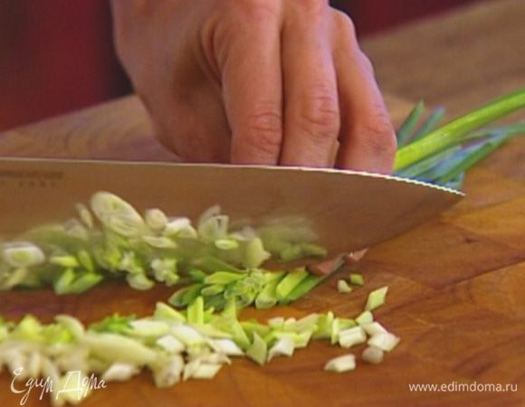 Зеленый лук порезать тонко наискосок.
