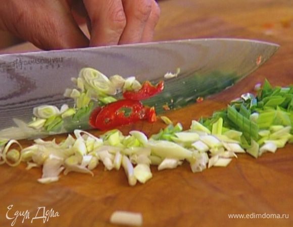Перец чили, удалив семена, нарезать так же, как и лук.