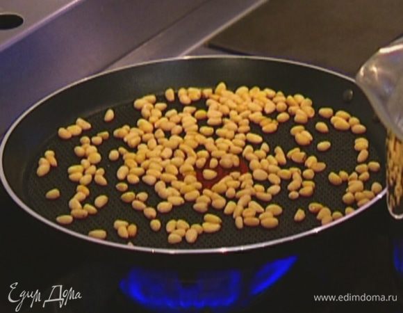Орехи обжарить на разогретой сухой сковороде.
