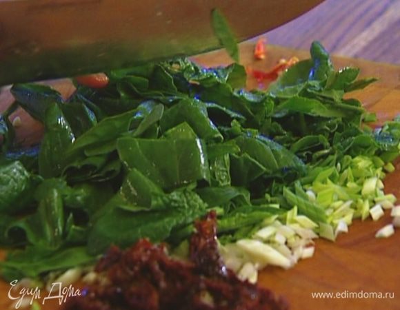 Шпинат слегка измельчить.