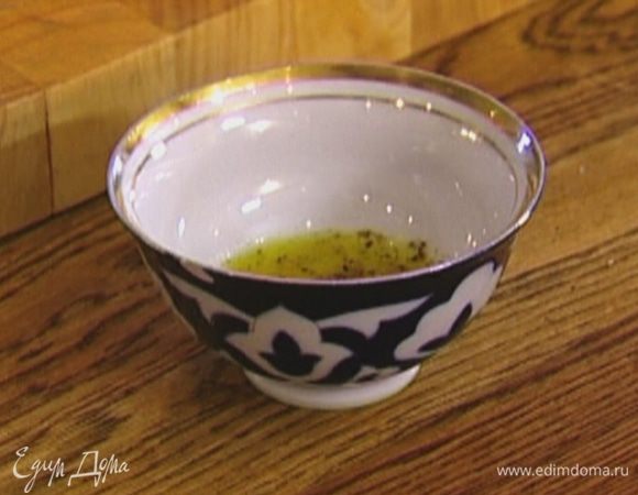 Приготовить заправку, соединив оливковое масло, соль, перец и нарезанный чили.