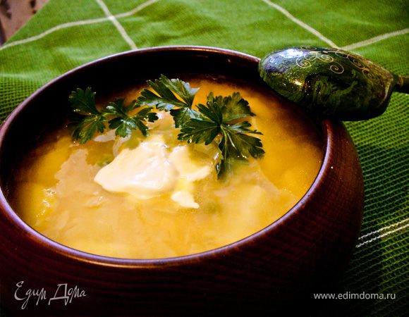 Налить суп в глубокую чашку, добавить сметану, петрушку. Ну а дальше Вы и без меня не растеряетесь. Смачного)