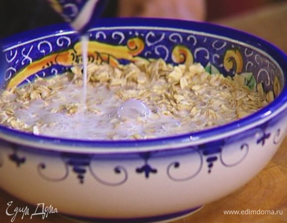Овсяные хлопья залить молоком и оставить набухать.