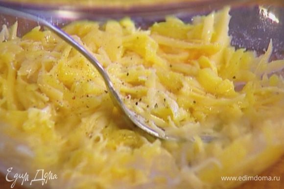 Картофель и сыр натереть на крупной терке, добавить яйцо, посолить, поперчить и вымешать.