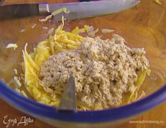 Соединить овсянку с картофельно-сырной массой, перемешать.