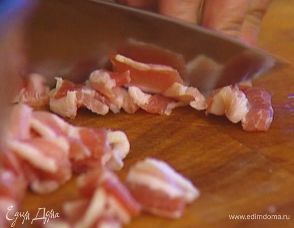 Бекон порезать небольшими кусочками.