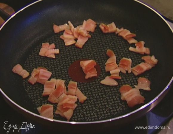 Разогреть небольшую сковороду, обжарить бекон до хрустящей корочки, добавить в картофельно-овсяное тесто и все вымешать.