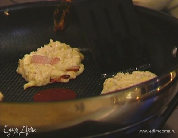 Разогреть в тяжелой сковороде оливковое масло и выпекать оладушки.