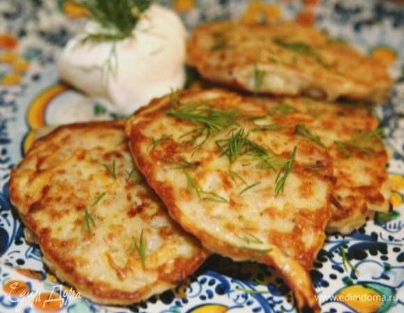 Укроп измельчить и присыпать готовые оладьи. Подавать со сметаной.