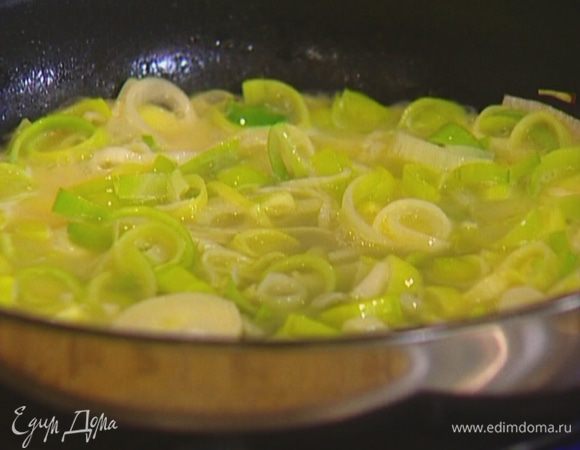 Уменьшить огонь, влить к порею вино и перемешать. Когда вино закипит, влить овощной бульон, слегка посолить, еще раз перемешать и тушить на медленном огне до готовности. 