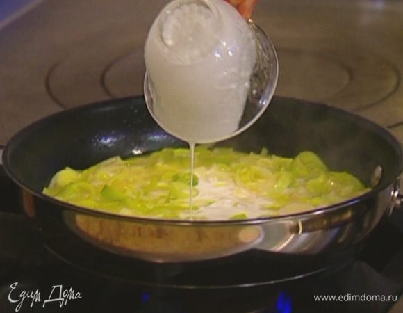 Влить сливки, немного поперчить и все слегка прогреть.