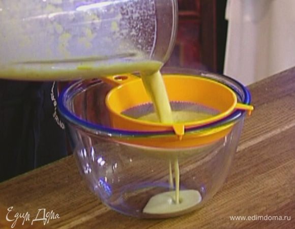 Выложить порей вместе со сливками в блендер и взбивать до получения однородной массы, затем протереть соус через сито.