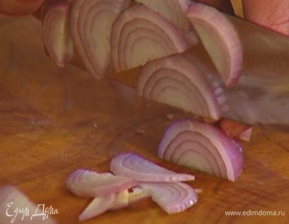 Лук-шалот почистить и нарезать полукольцами.