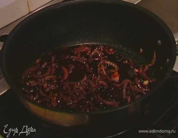 Приготовить соус: разогреть в сковороде 1 ст. ложку оливкового масла и обжарить лук до мягкости, затем добавить джем, влить бальзамический уксус, 1 ст. ложку горячей воды и уварить на медленном огне.