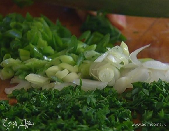Петрушку, укроп и зеленый лук мелко порубить, немного посолить и поперчить.