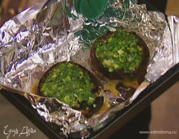 Небольшую форму выстелить фольгой, выложить на нее грибы и запекать их в разогретой духовке 8–10 минут.