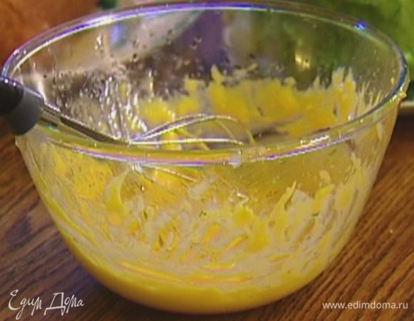 Приготовить майонез: чеснок почистить и раздавить плоской стороной ножа, затем мелко порезать и растереть вместе с солью в пюре; добавить желток и взбивать венчиком, одновременно тонкой струйкой вливая оливковое масло. В конце добавить лимонный сок.