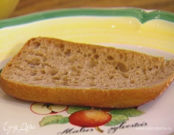 Булки разрезать вдоль пополам, прогреть в духовке до образования хрустящей корочки и намазать майонезом.