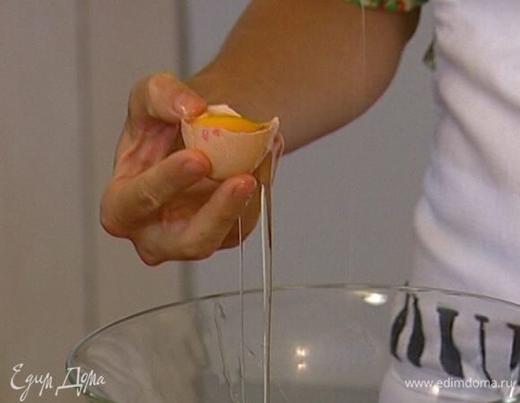 Желтки предварительно охлажденных яиц отделить от белков. 