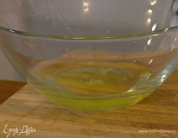 Белки поставить на 1–2 минуты в морозильник. 