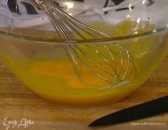 Желтки взбить со щепоткой соли.