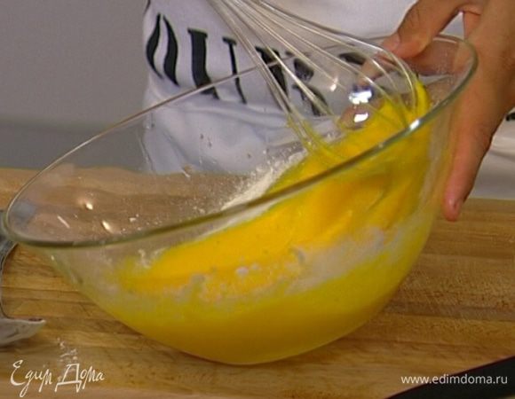 Добавить коньяк, всыпать муку и перемешать все венчиком. 