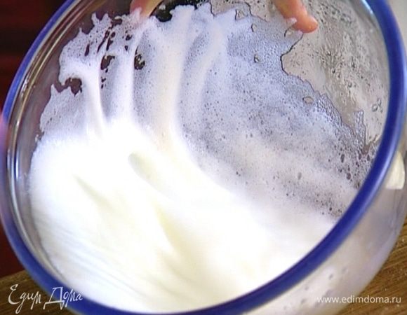 Вынуть белки из морозильника, добавить щепотку соли и взбить в крепкую, густую пену. 