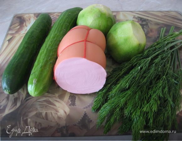 Все ингредиенты нарежьте кубиком и перемешайте. Редьку можно натереть на терке. 