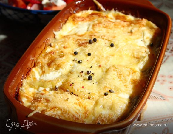 Картофель подготовить, затем нарезать кружочками. Форму присыпать сухим чесноком и смазать растительным маслом/форму натереть свежим чесноком и смазать сливочным маслом.Уложить картофель в форму для запекания, посолить, поперчить. Посыпать сверху частью сыра и перемешать. Смешать смесь сливок и молока с яйцом,затем залить картофель.Присыпать сверху оставшимся сыром. Выпекать при 160 С до золотистой сырной корочки (примерно 30-40 минут).