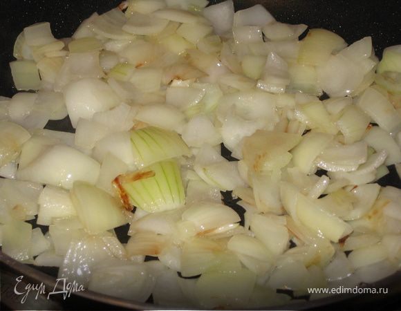 Обжарим лук на большом огне до янтарного цвета