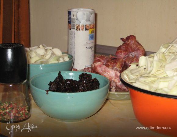 Подготовим все необходимое: лук и капусту нашинуем, чернослив (предварительно запарив) нарежем, ребра нарубим на кусочки