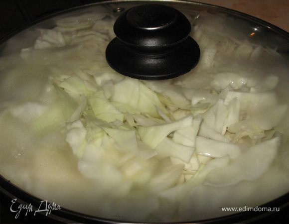 Добавим капусту, накроем крышку и оставим на медленном огне минут на 15