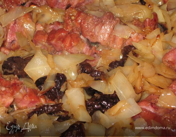 Наша капусточка впитала аромат копченых ребрышек....сладость чернослива....все готово!! Спасибо, Марго!!!