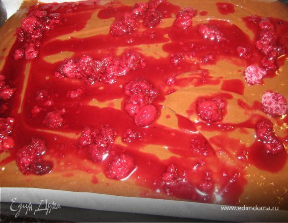 Сверху выложить малину.
По желанию  с малины немного слить сок.
Я оставила с соком, так как его было не так много, он при выпечки впитался в бисквит и получился шоколадно-малиновый вкус.