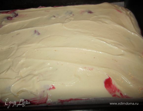 Сверху выложить творожную масу и разровнять.