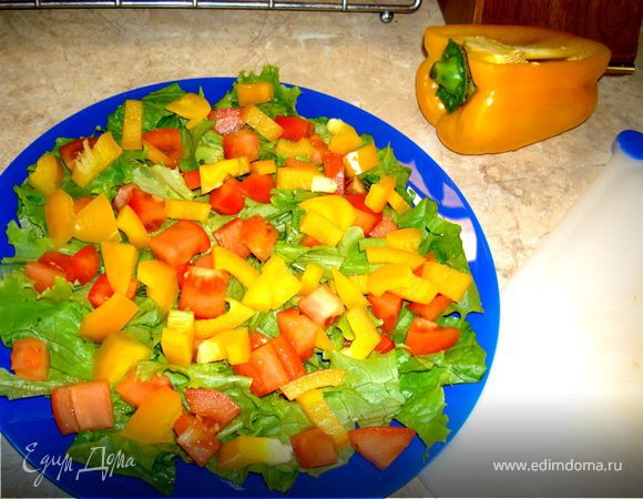 Порезать кубиками помидоры и болгарский перец. Выложить на листья салата…